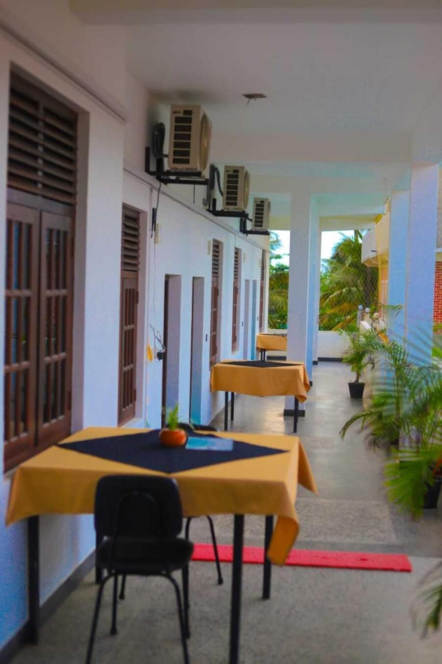 Royal Hub Hotel Kudapaduwa Exterior foto