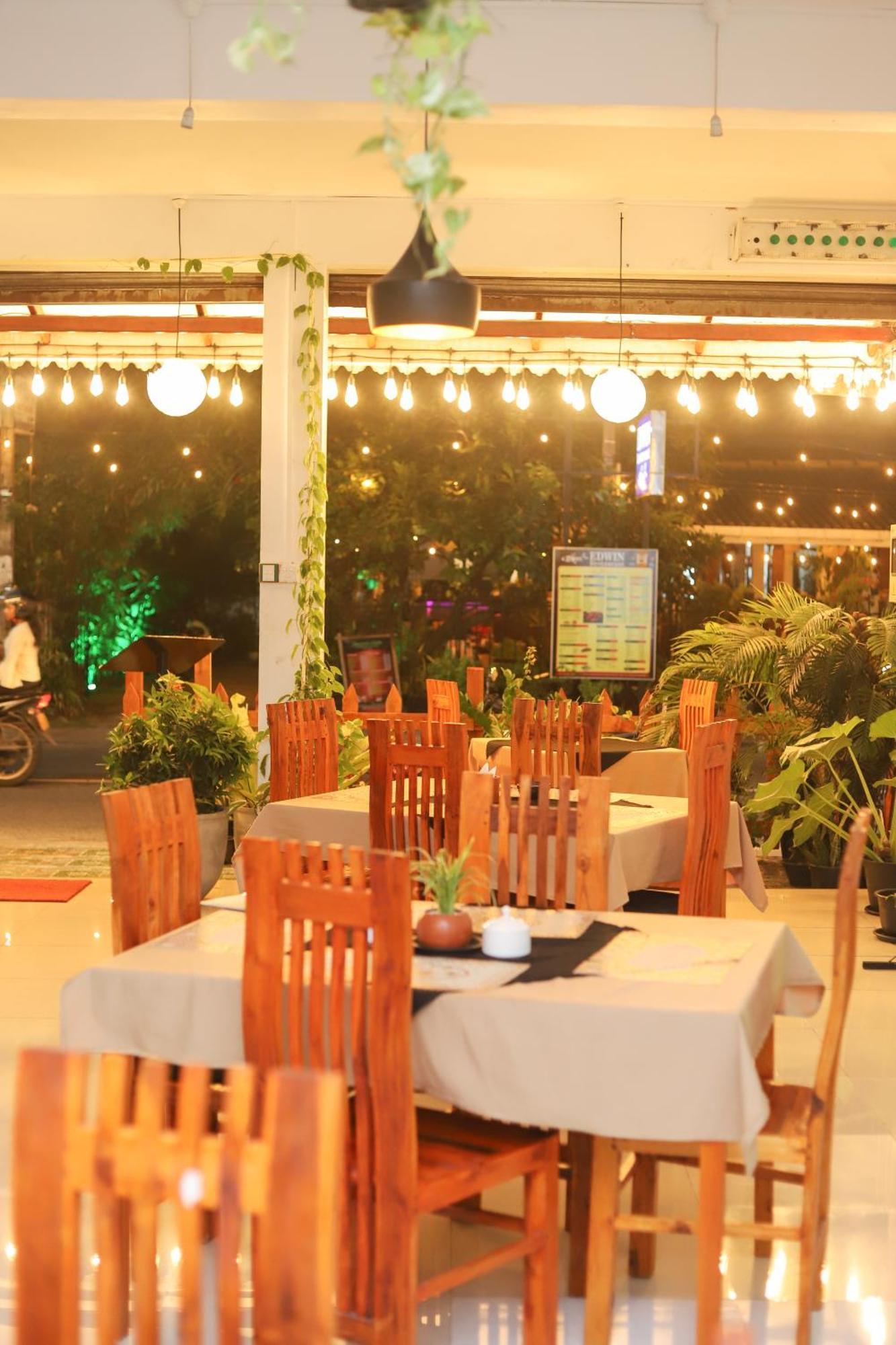 Royal Hub Hotel Kudapaduwa Exterior foto
